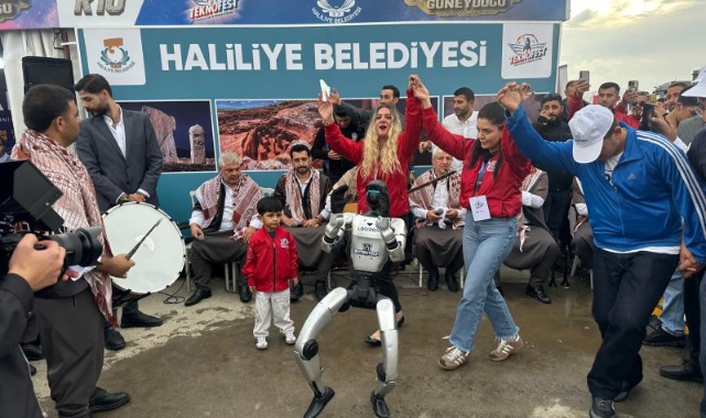 TEKNOFEST Robotu Sıra Gecesinde Mendil Sallayıp Göbek Attı