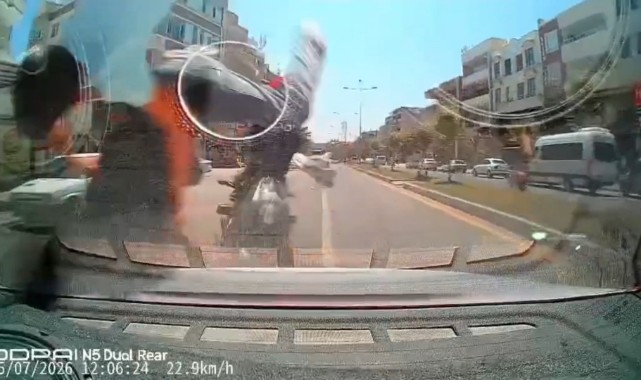 Şanlıurfa’da motosiklet kazası kamerada: 2 yaralı