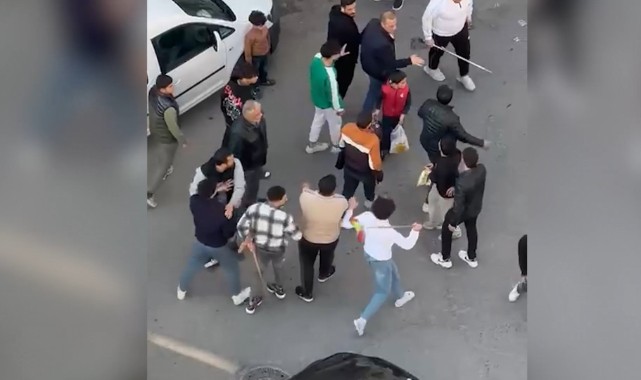 Şanlıurfa’da yol ortasında fırça ve sopalı kavga kamerada