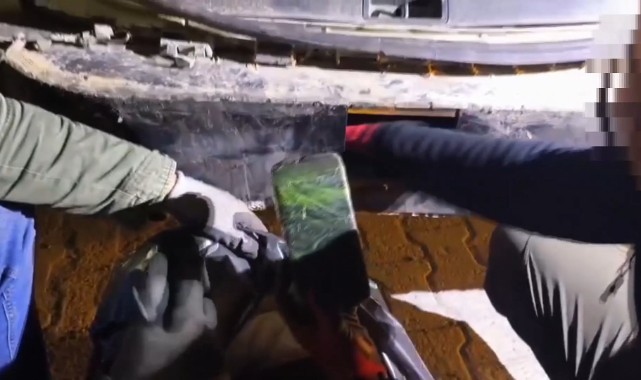 Şanlıurfa’da otomobilin tamponunda 4 milyonluk kaçak telefon