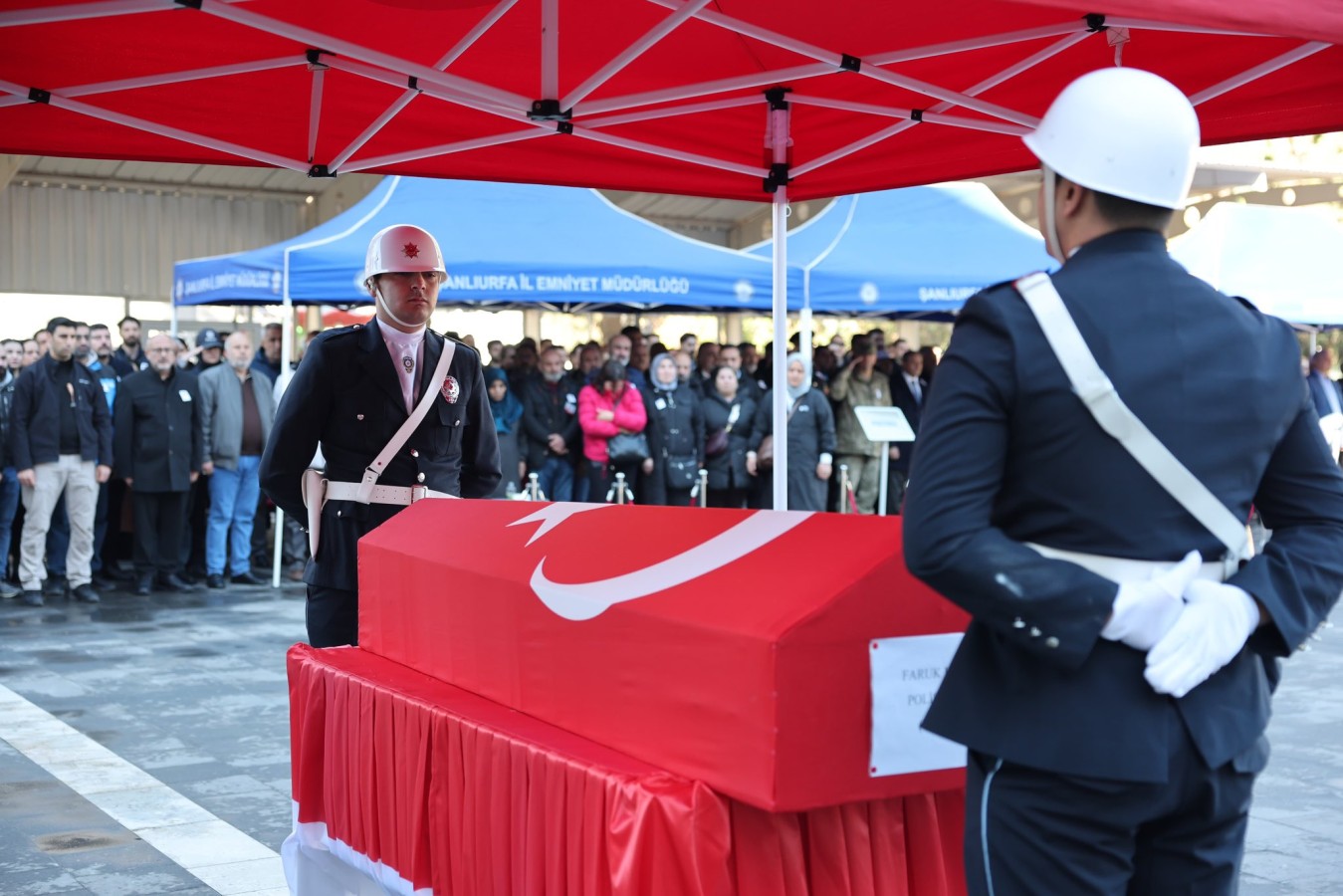 Şanlıurfa’da kalp krizi sonucu hayatını kaybeden polis memuru Karataş, son yolculuğuna uğurlandı