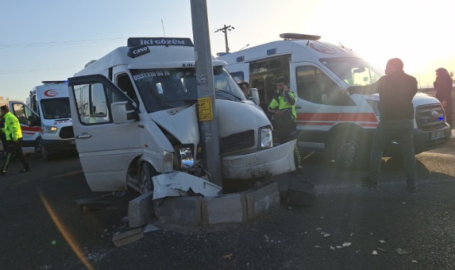 Şanlıurfa’da tarım işçilerini taşıyan minibüs direğe çarptı: 15 yaralı