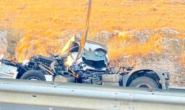 Şanlıurfa’da lastiği patlayan TIR başka TIR’a çarptı: 1 ölü