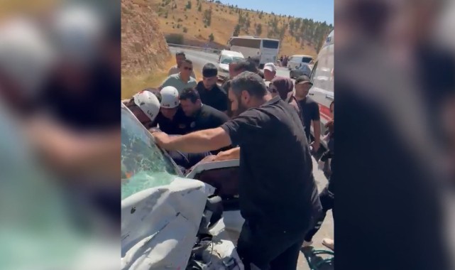 Şanlıurfa’da tur otobüsüyle çarpışan hafif ticari aracın sürücüsü öldü