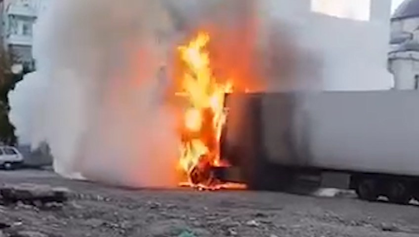 Birecik’te park halindeki TIR yandı