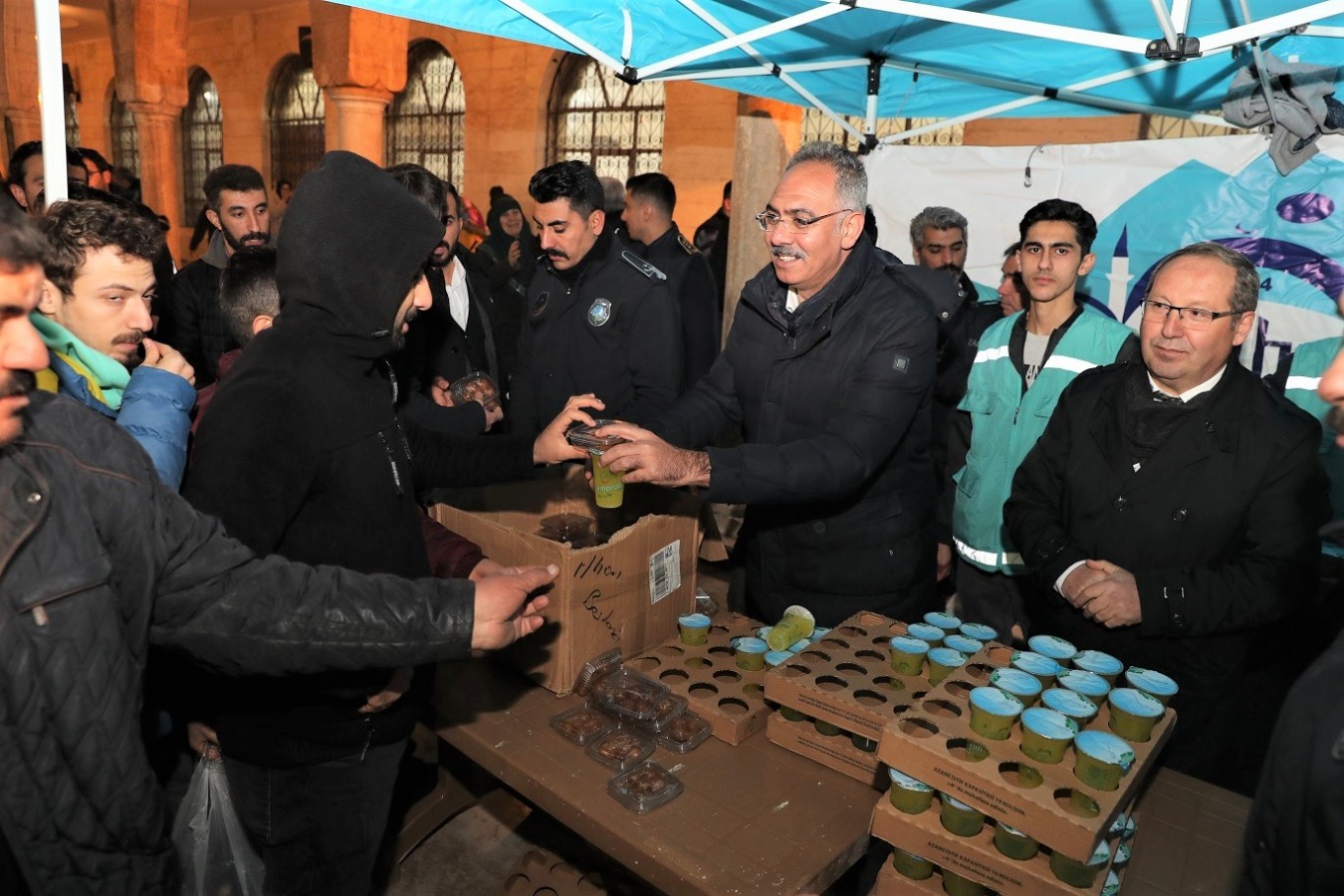 Eyyübiye Belediyesinden vatandaşlara kandil lokması ve şerbet ikramı;