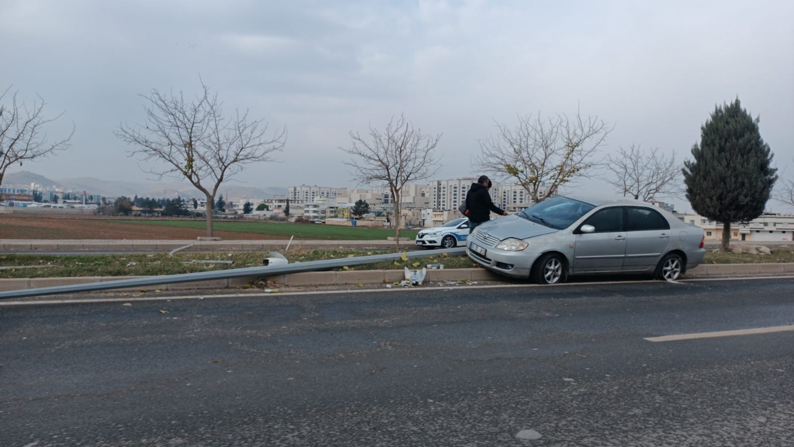 Şanlıurfa’da otomobil orta refüjdeki direğe çarparak durabildi;