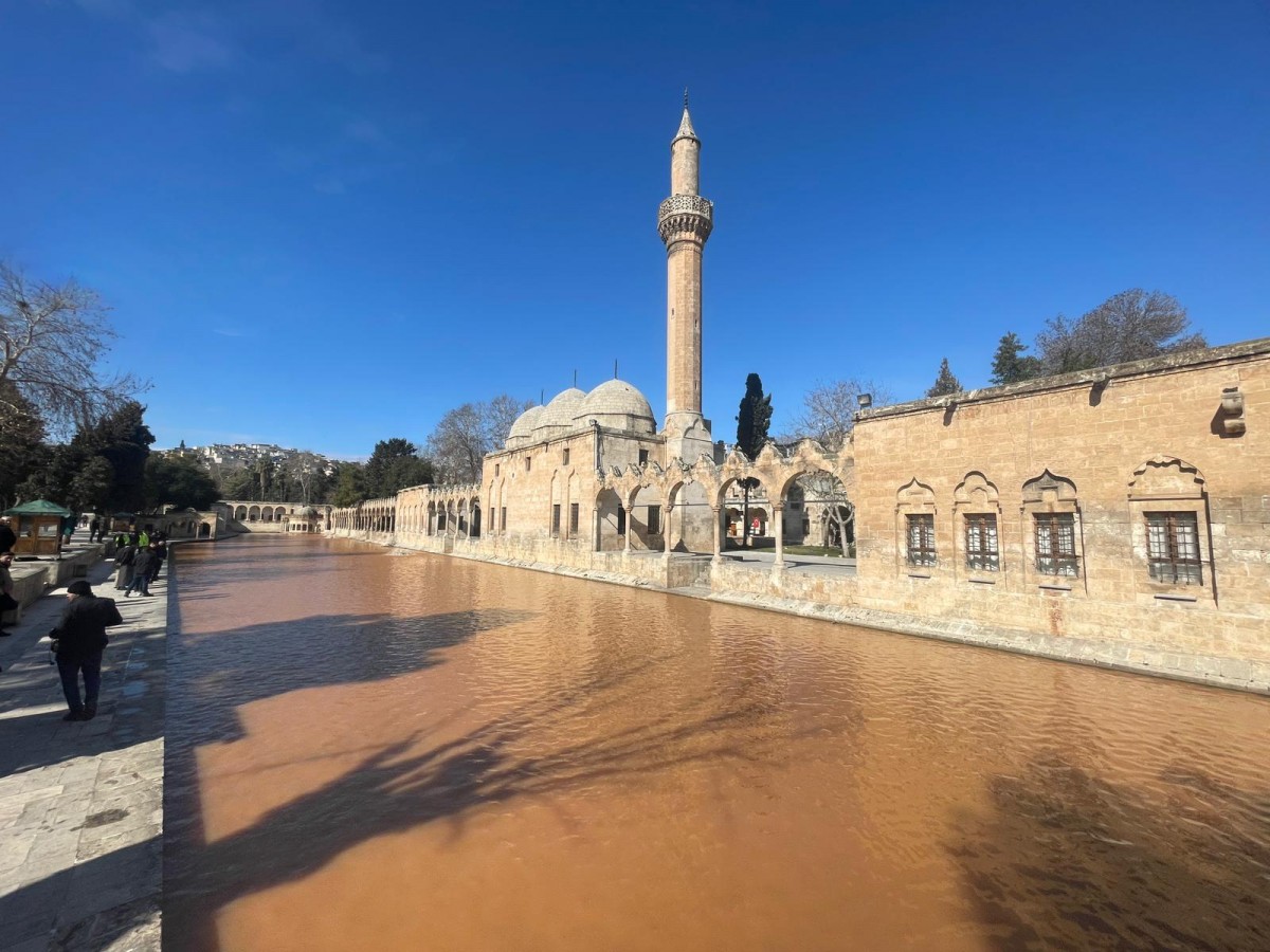 Balıklıgöl'ün suyu depremden sonra çamur rengine döndü;