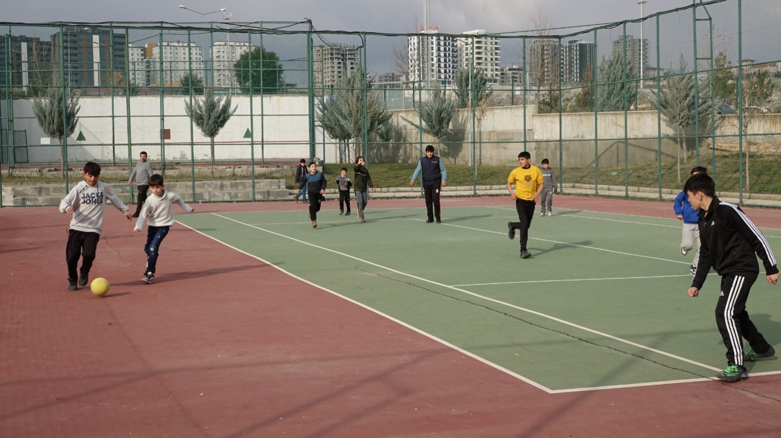 Çocuklar depremi sporla unutmaya çalışıyor
