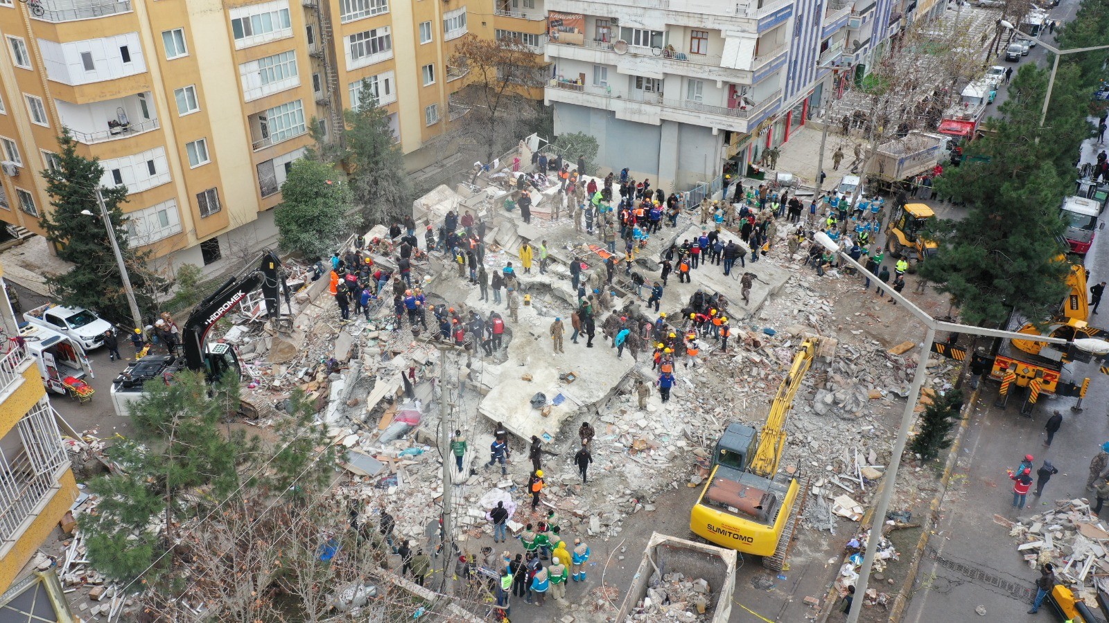 Depremlerde ölü sayısı 43 bin 556'ya yükseldi;