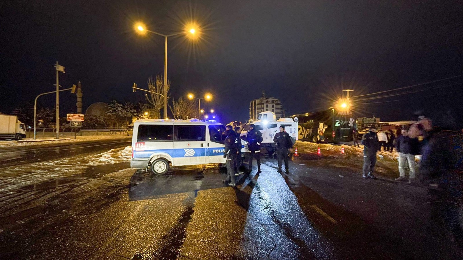 Dikkat! Siverek-Diyarbakır yolu çift taraflı trafiğe kapatıldı...;