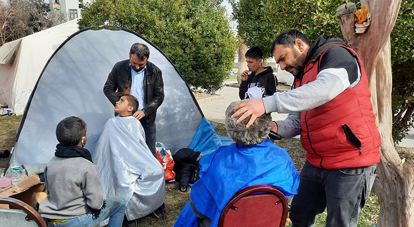 Gönüllü berberler çadır kentlerde depremzedeleri tıraş etti;