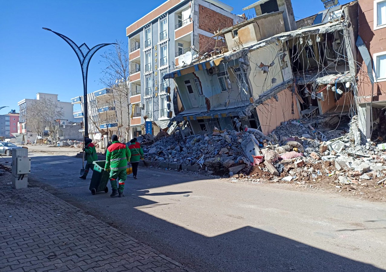 Karaköprü Belediyesi personeli Adıyaman sokaklarını temizliyor