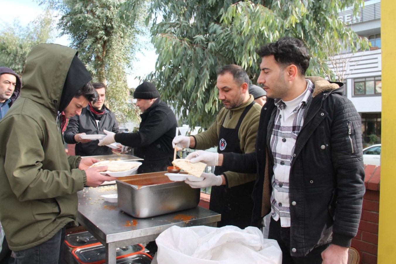 Öğretmenevinden depremzedelere yemek yardımı;