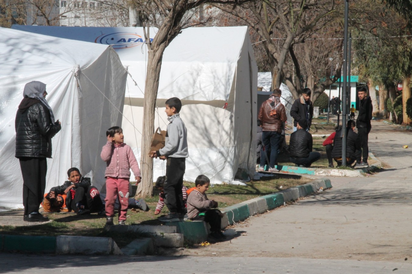 Şanlıurfa'daki depremzedeler kurulan çadır kentte yaşamlarını sürdürüyor;