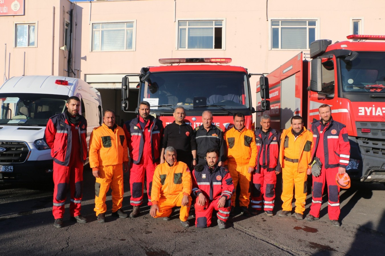 Şanlıurfalı itfaiye erleri arama kurtarma çalışmaları için Adıyaman'da