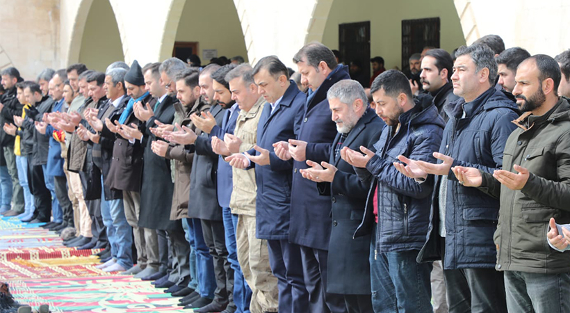 Urfa’da depremden etkilenenler için cuma namazında dua edildi
