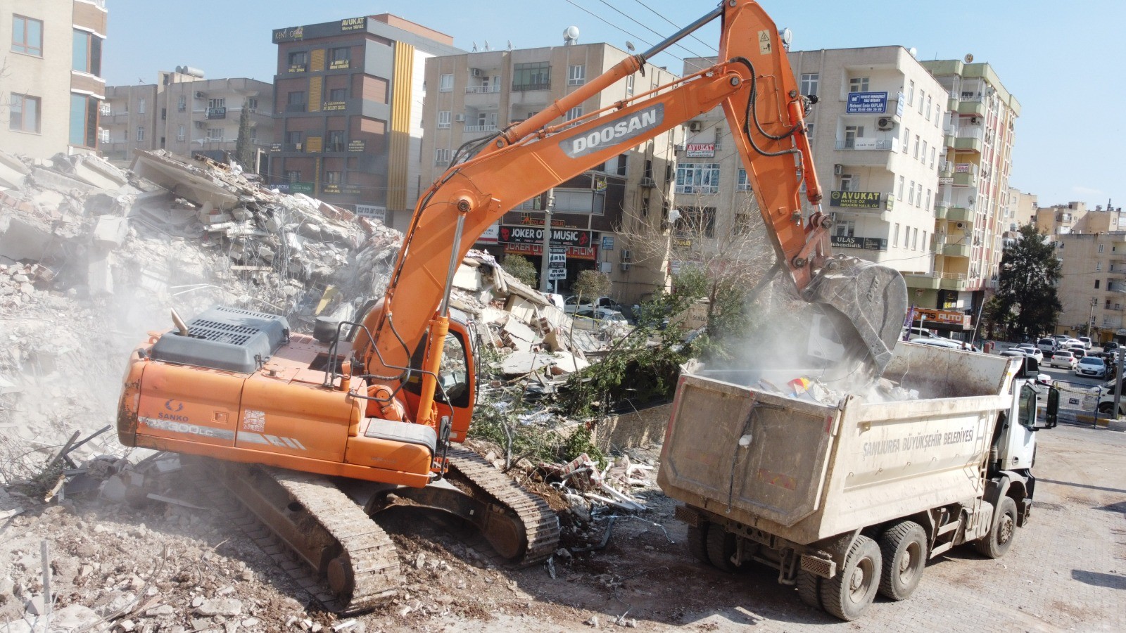 Urfa’da enkaz kaldırma çalışmaları devam ediyor