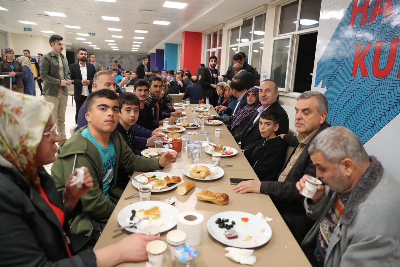 Bakan Çavuşoğlu, Urfa’da depremzedelerle sahur yaptı