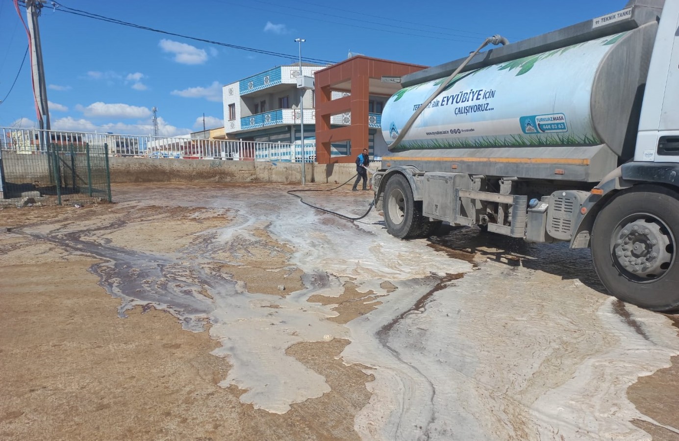 Eyyübiye Belediyesi hayvan pazarını dezenfekte etti;