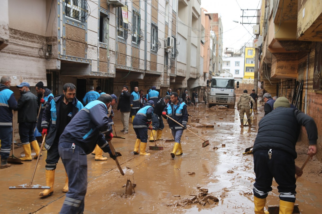 Eyyübiye’de sel basan mahalleler temizleniyor;