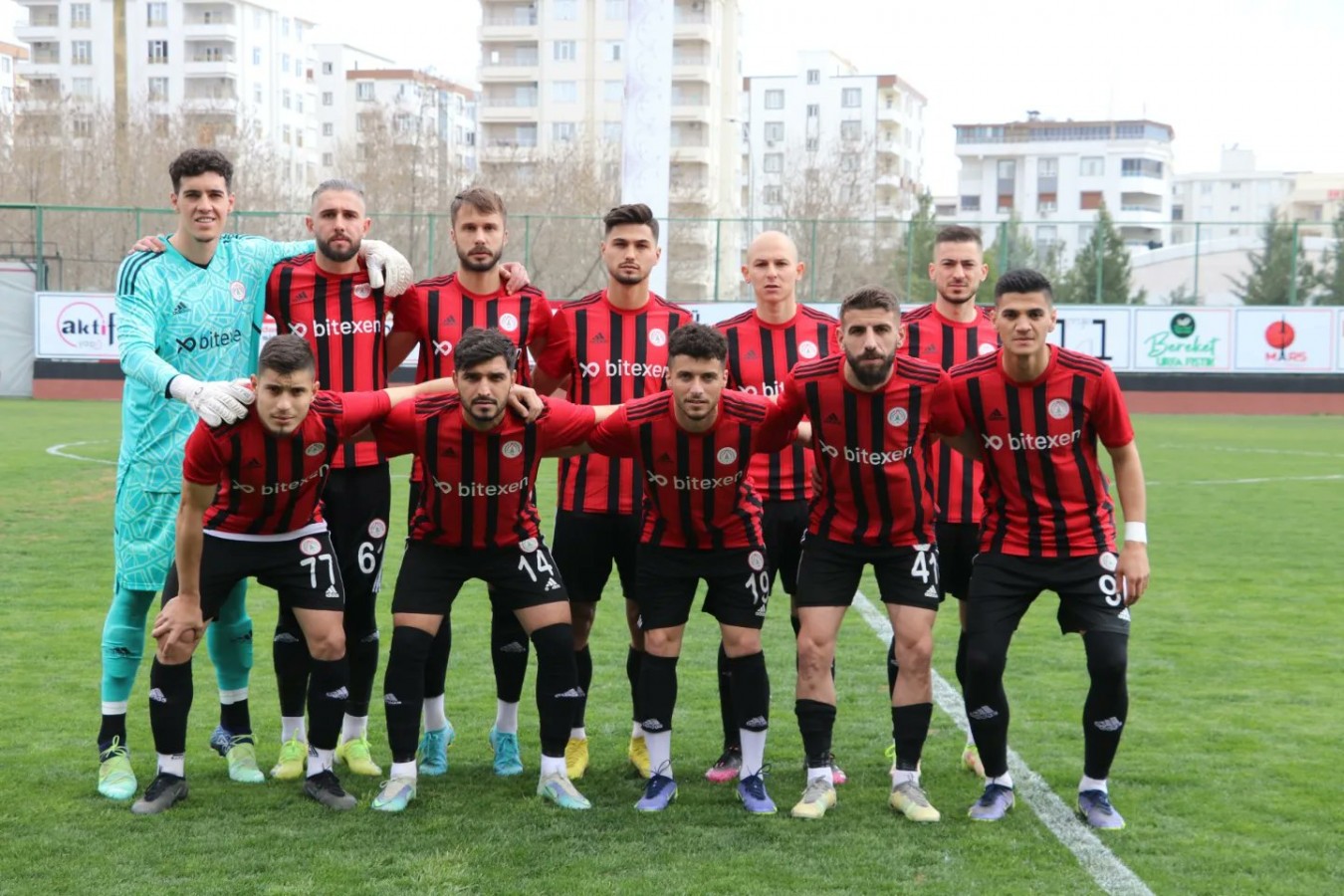 Karbel Karaköprü Belediyespor 3 puanı 4 golle aldı;