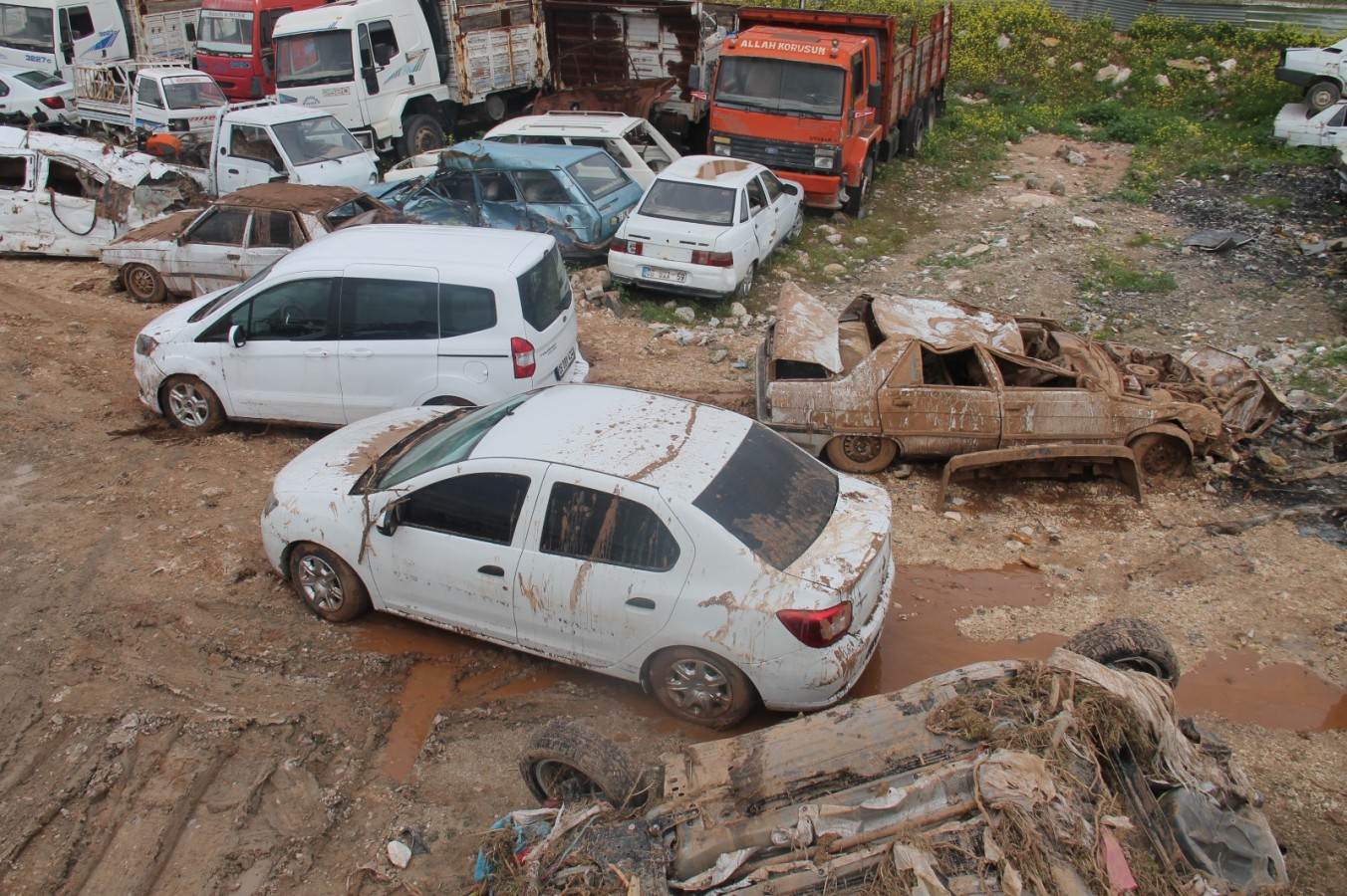 Şanlıurfa'da sel felaketi sonrası vatandaşlar hurdaya dönen araçlarını tanıyamıyorlar