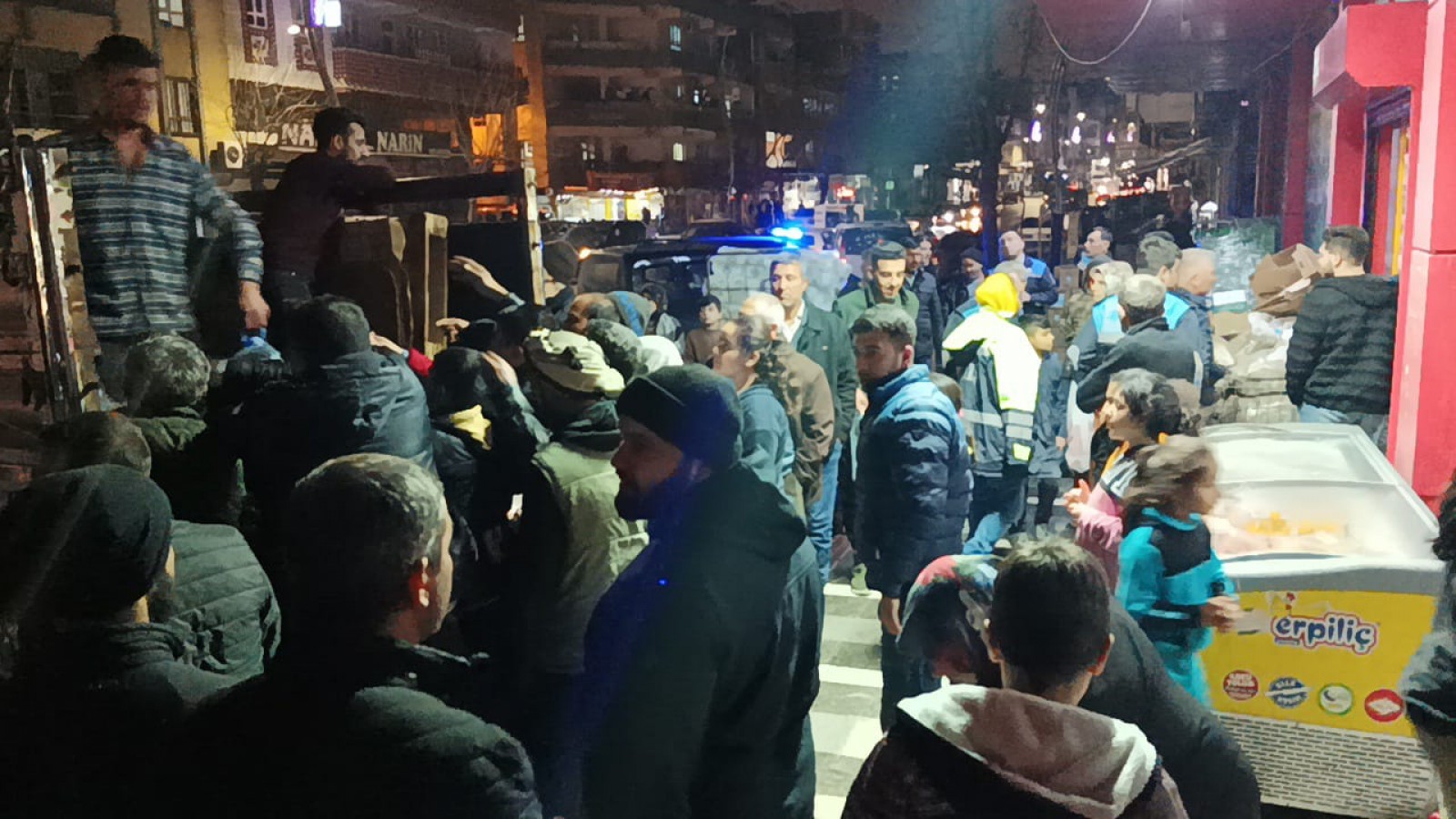 Şanlıurfa'da su kuyruğu! Zam ve su stoku iddiası...;