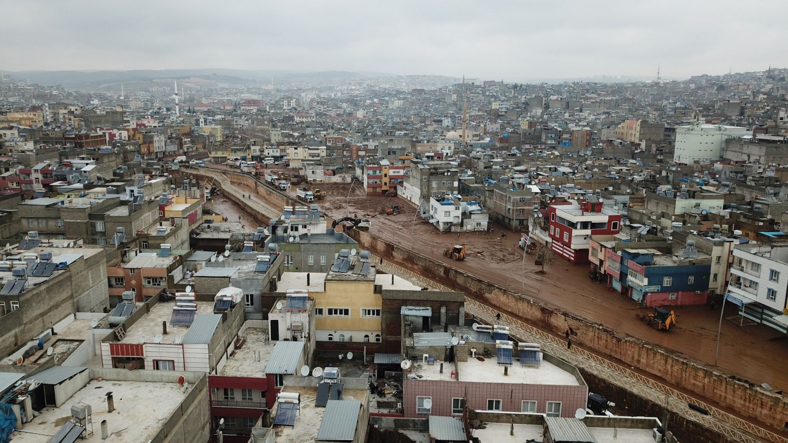 Sel bölgesinde temizlik çalışması devam ediyor