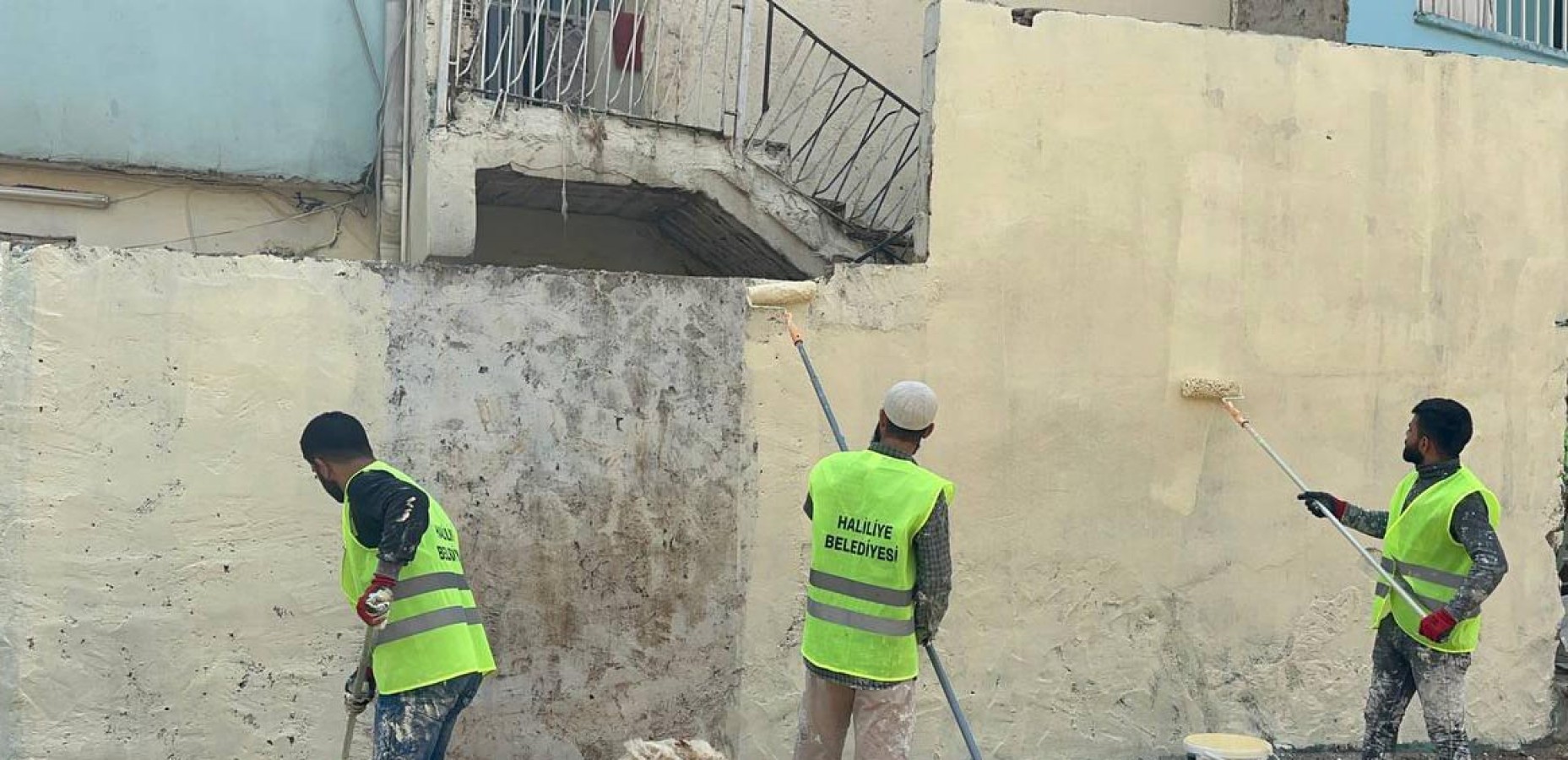 Sel sonrası hasar alan evlerde boyama çalışmaları başladı