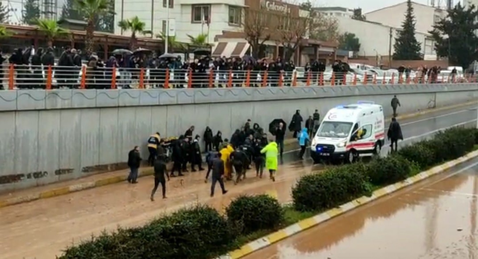 Urfa merkezindeki kavşakta bir kişinin cansız bedenine ulaşıldı