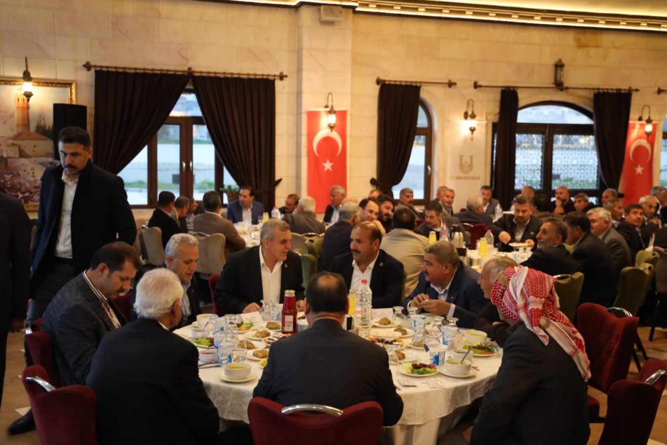 Vali Ayhan ve Başkan Beyazgül iftarda muhtarlarla buluştu