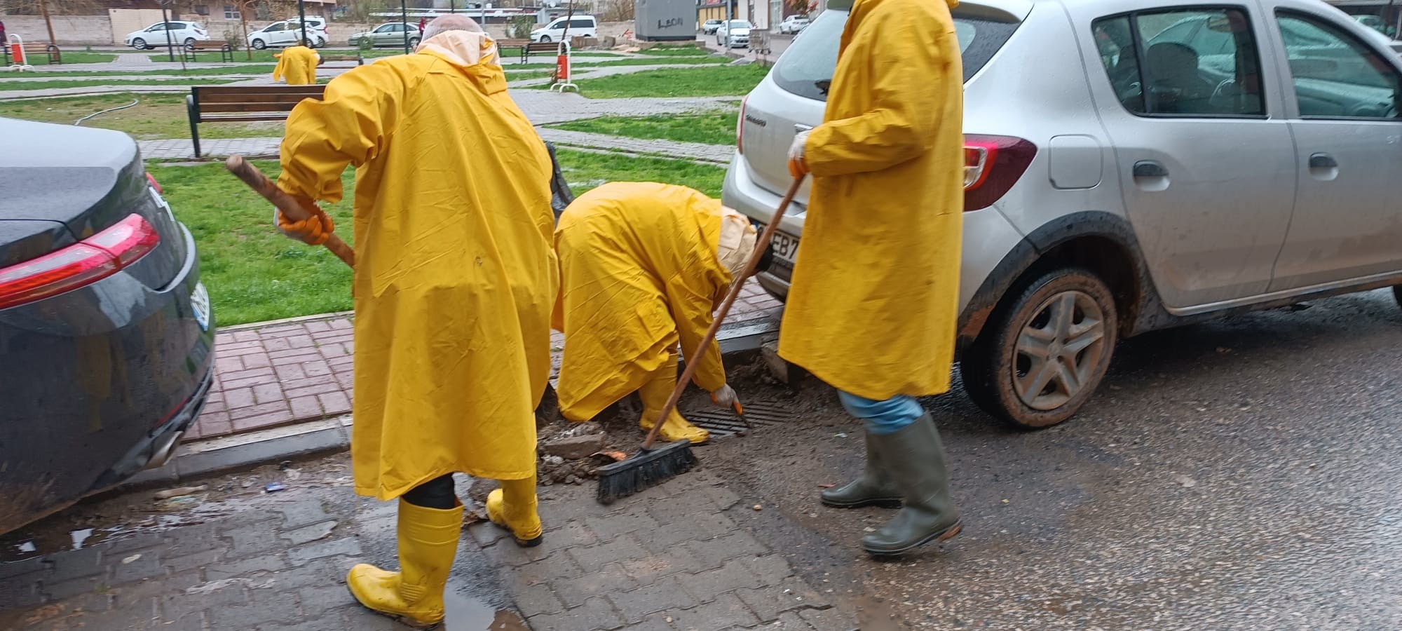Viranşehir Belediyesi ekipleri yağışlar sonrası sahadaydı