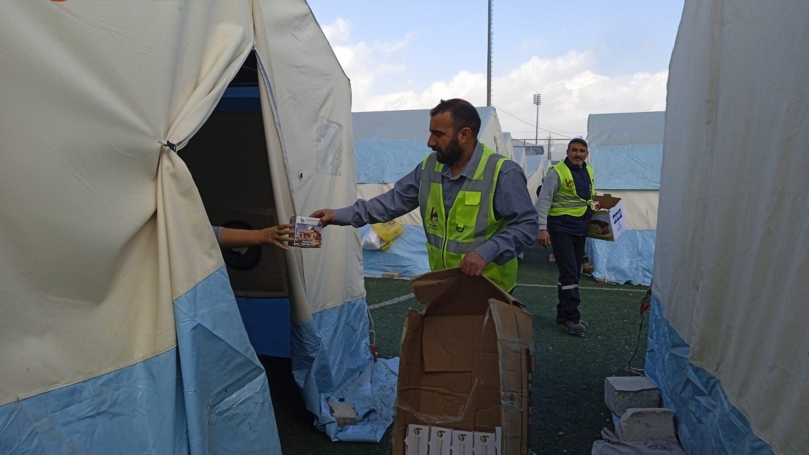 Viranşehir Belediyesi komşu ilde depremzedelere kandil simidi dağıttı;