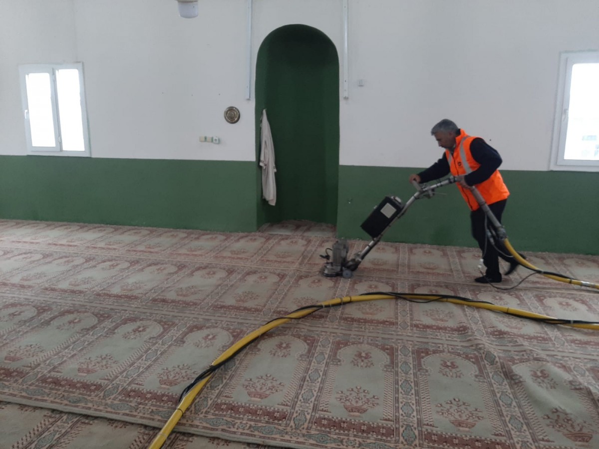 Viranşehir Belediyesi’nden camilerde Ramazan temizliği