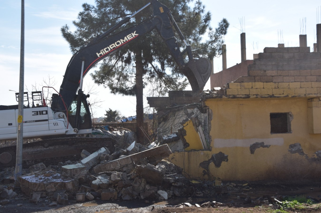 Viranşehir’de hasarlı evlerin yıkımına başlandı;