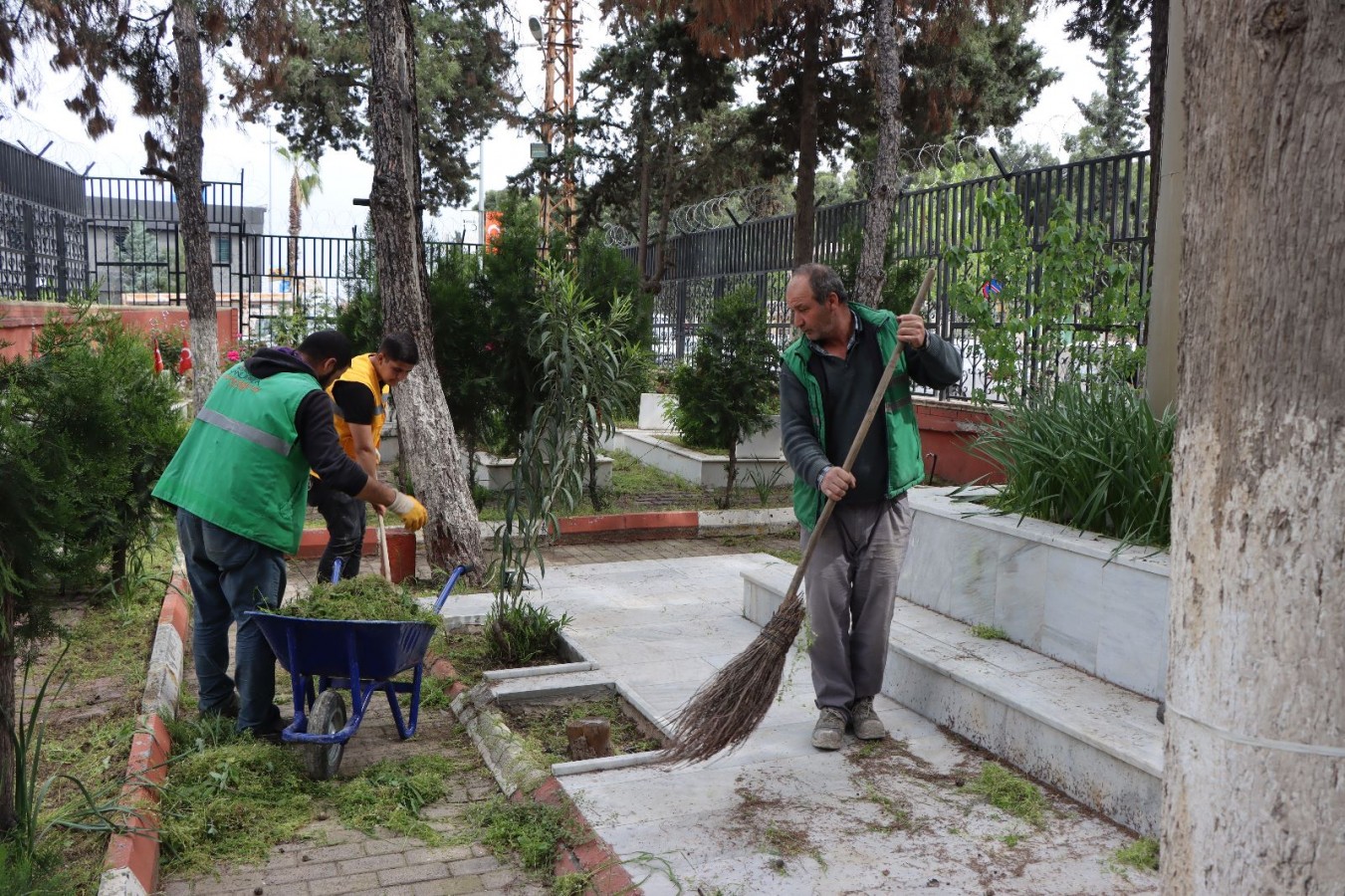 Büyükşehir’den bayram öncesi mezarlıklarda temizlik çalışması