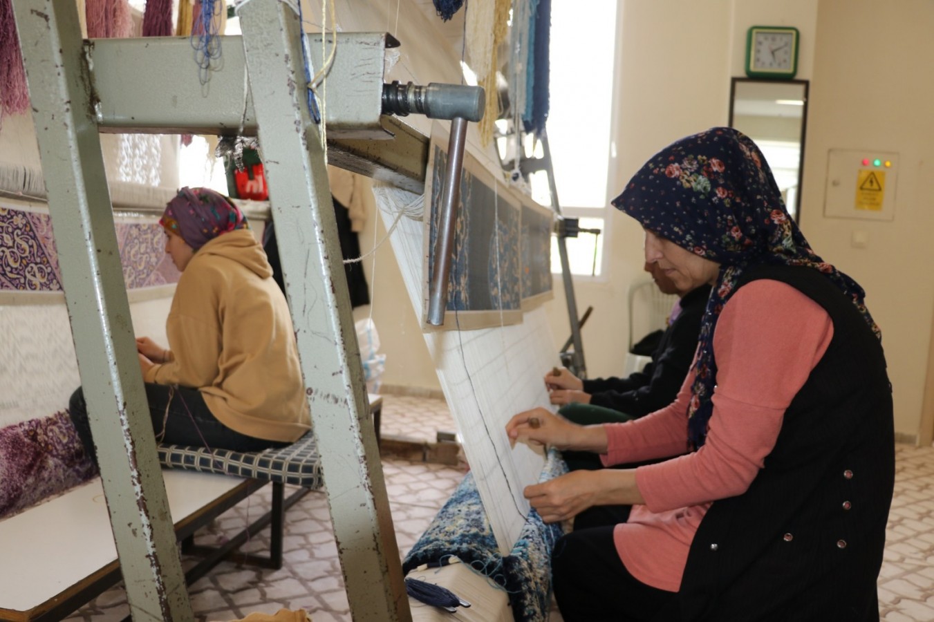 Karaköprü kırsalında kadınlar el emeği halılar üretiyor;