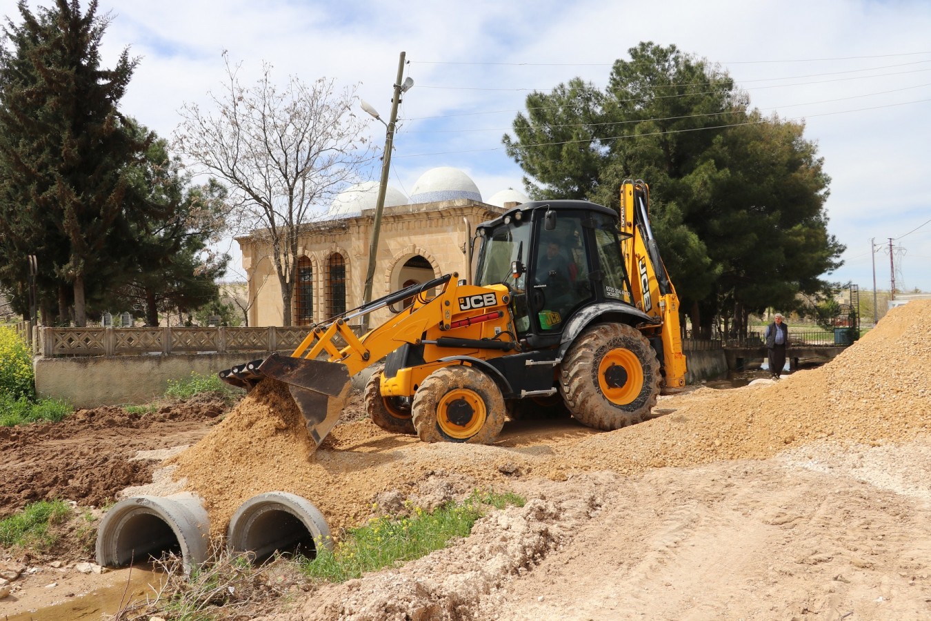 Karaköprü’de kırsal mahallelerde yollar yenileniyor