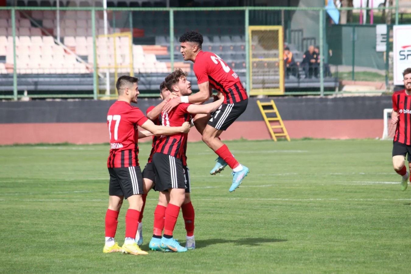 Karbel Karaköprü Belediyespor 3 puanı 4 golle aldı;