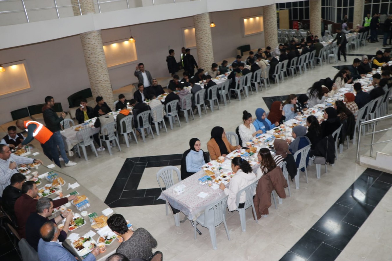 Kaymakam Çengel ve Başkan Ekinci, gençlerle sahur yaptı