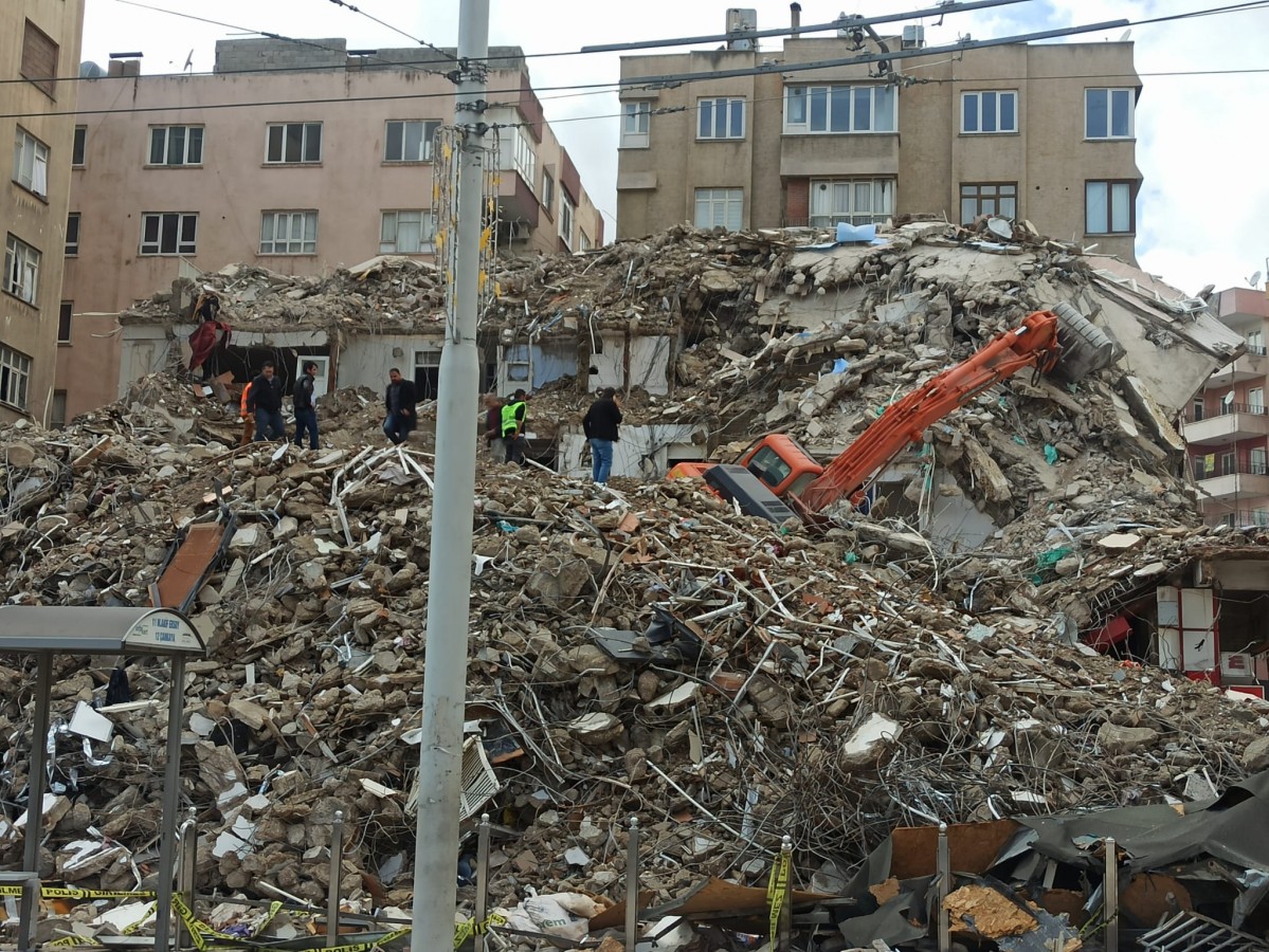 Urfa’daki yıkım işlemlerinde iş makinesi kaza geçirdi