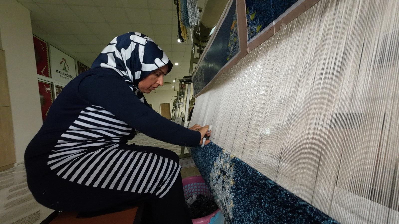 KARAMEK kurslarında kadınlar el emeği ürünler üretiyor;