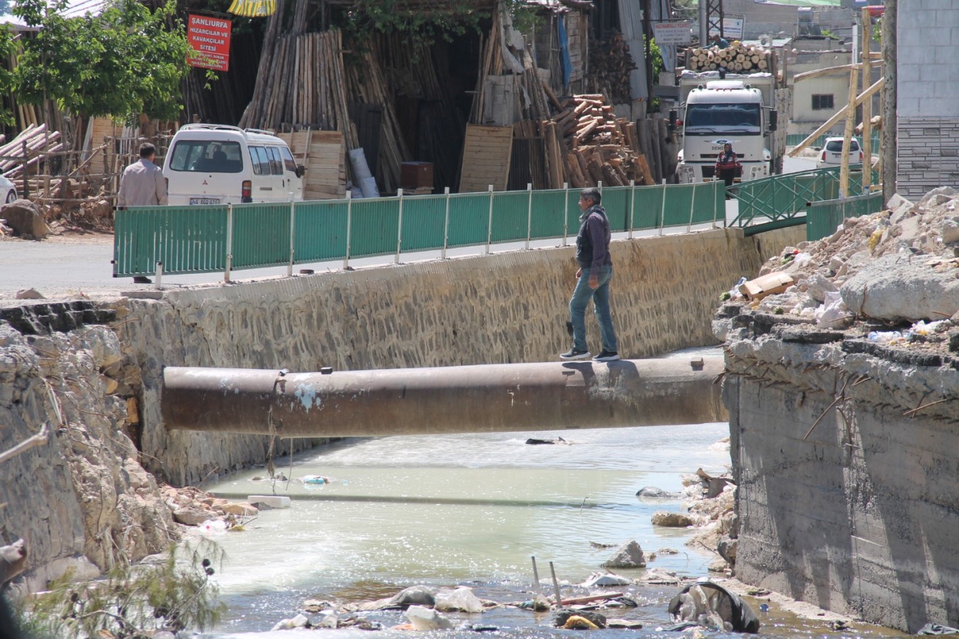 Şanlıurfa'da köprüsü yıkılan esnaf ve vatandaşın “tehlikeli çözümü”