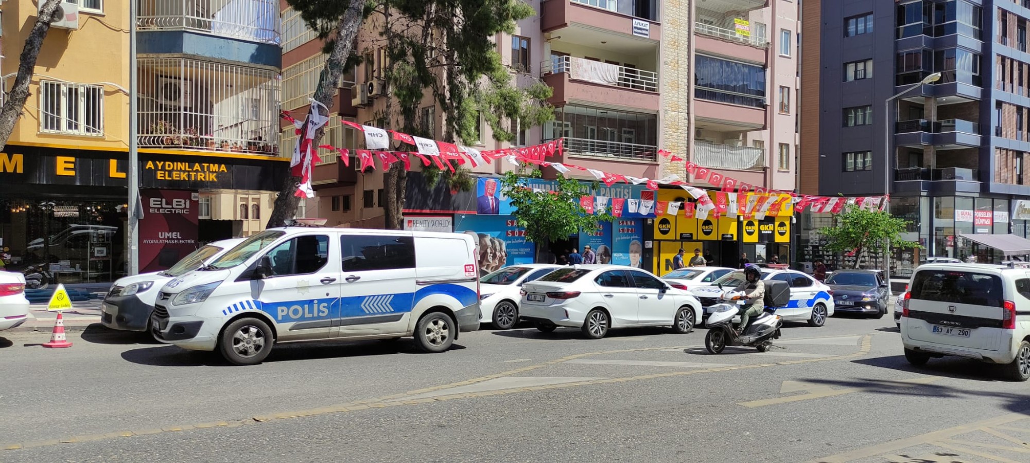 Urfa'da CHP'nin seçim ofisine mermi atıldığı ileri sürüldü;