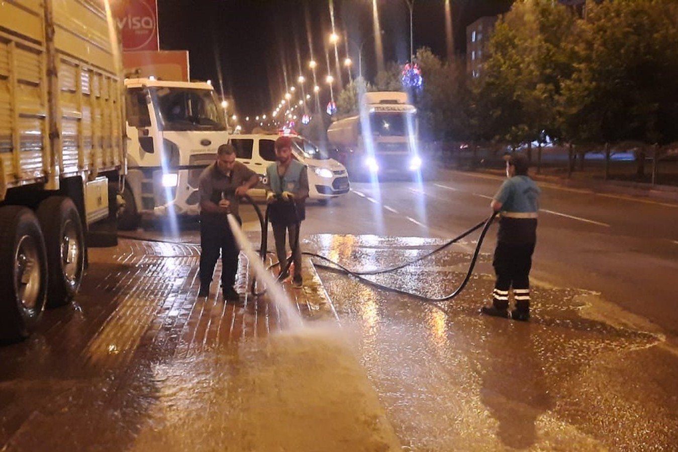 Viranşehir Belediyesi caddeleri tazyikli suyla yıkadı