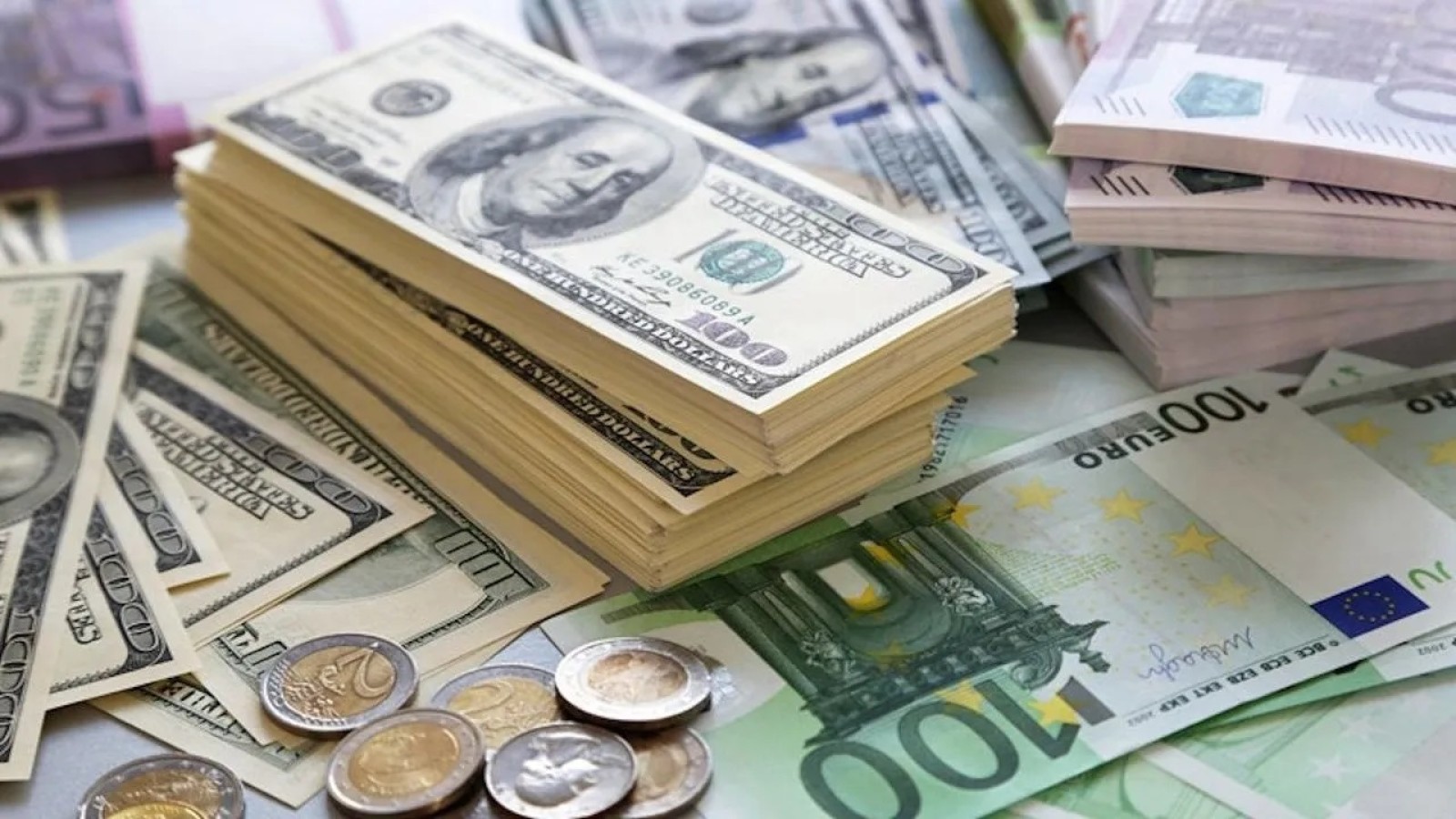 Dolar ve euro haftanın son iş gününde yükselişte;