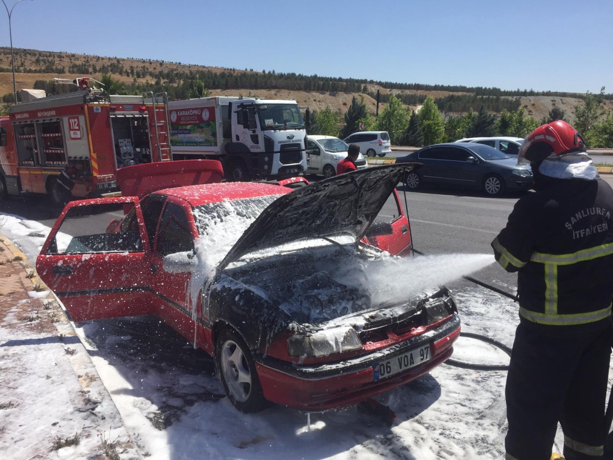 Haliliye'de otomobilde çıkan yangını itfaiye söndürdü