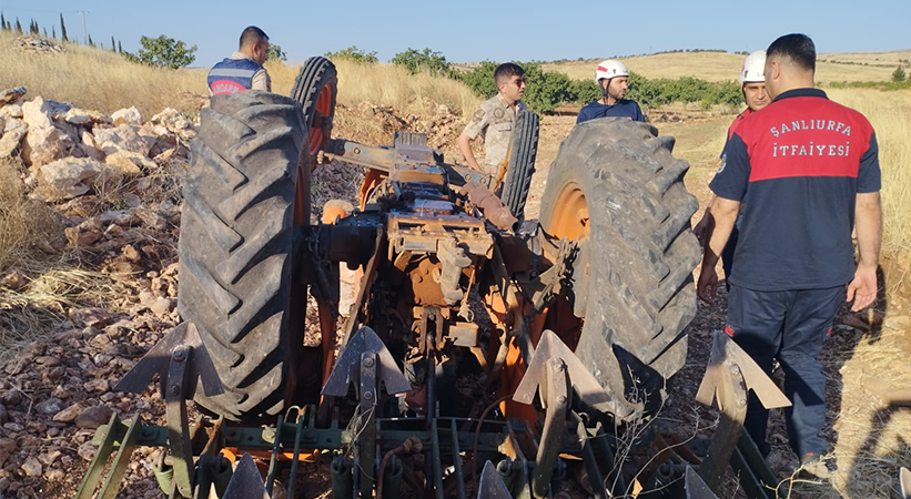 Karaköprü’de tarlasını sürerken devrilen traktörün altında kaldı