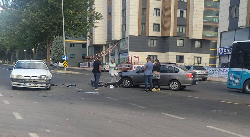 Karaköprü’deki kazada iki otomobil çarpıştı;